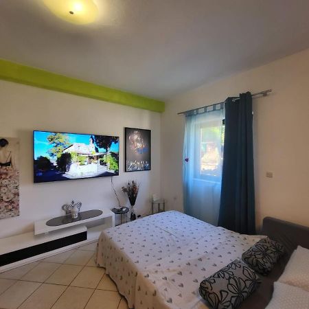 Apartments Pula With Private Parking Self Check In Extérieur photo
