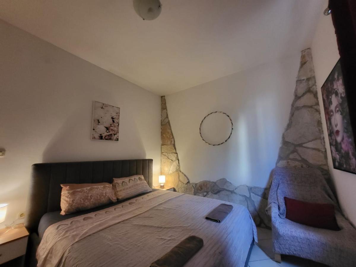 Apartments Pula With Private Parking Self Check In Extérieur photo