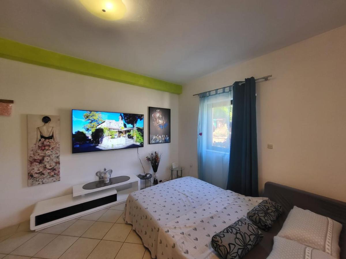 Apartments Pula With Private Parking Self Check In Extérieur photo