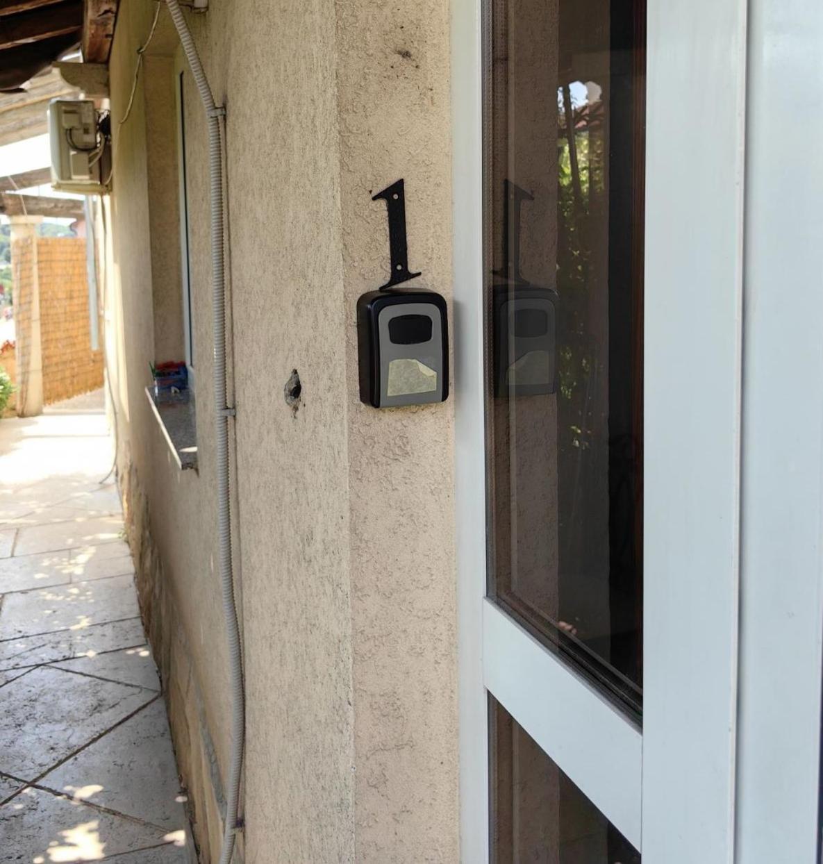 Apartments Pula With Private Parking Self Check In Extérieur photo