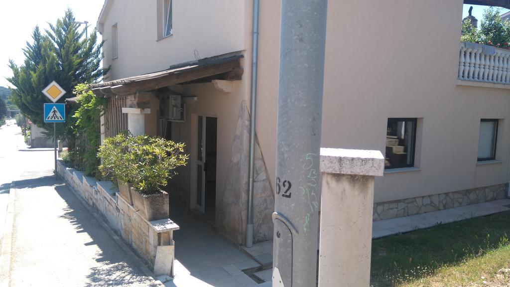 Apartments Pula With Private Parking Self Check In Extérieur photo
